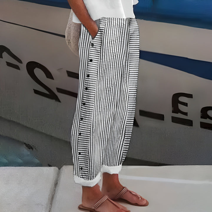 ELENA | Pantalon d'été léger à fines rayures et boutons latéraux pour un style casual chic